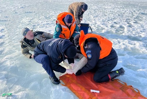 🙌Спасатели эвакуировали со льда водоема рыбака с травмой ноги n n💬Ничто не предвещало беды в это чудесное воскресное утро